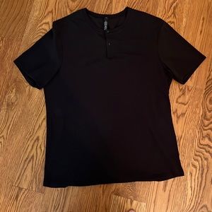 Lululemon men’s black two snap henley.